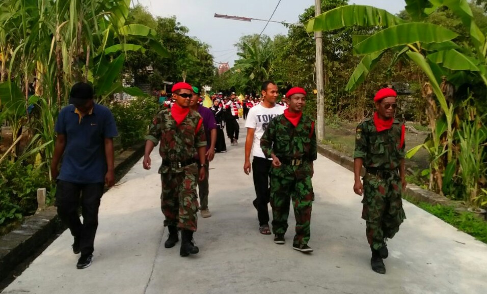 Peserta kirab keliling desa untuk jalin silaturahmi