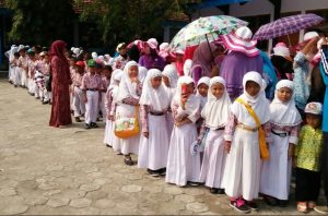 Peserta kirab keliling desa untuk jalin silaturahmi