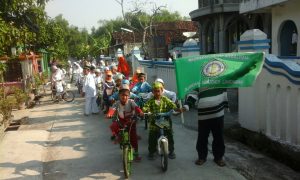 Keceriahan santri Madin Ula Muhammadiyah Pajangan, saat mengikuti kegiatan bersepeda bersama